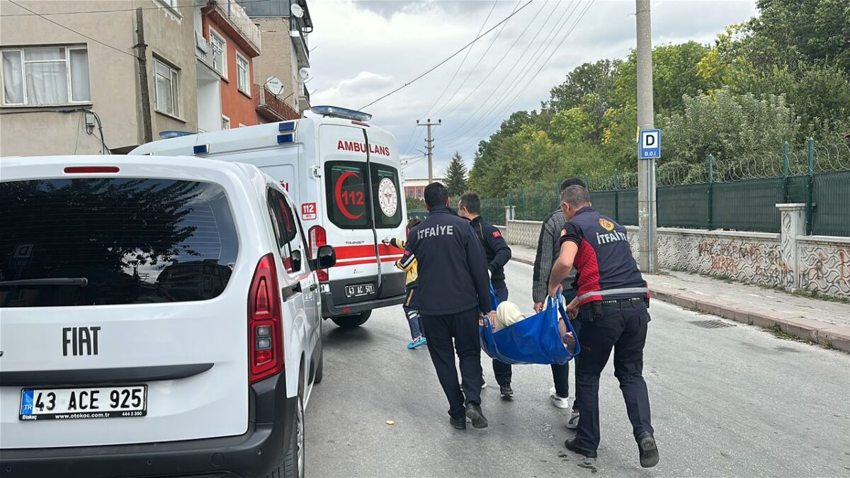 Yalnız yaşayan adam evinde düştü… Ekipler pencereden girdi Yalnız yaşayan adam evinde düştü… Ekipler pencereden girdi