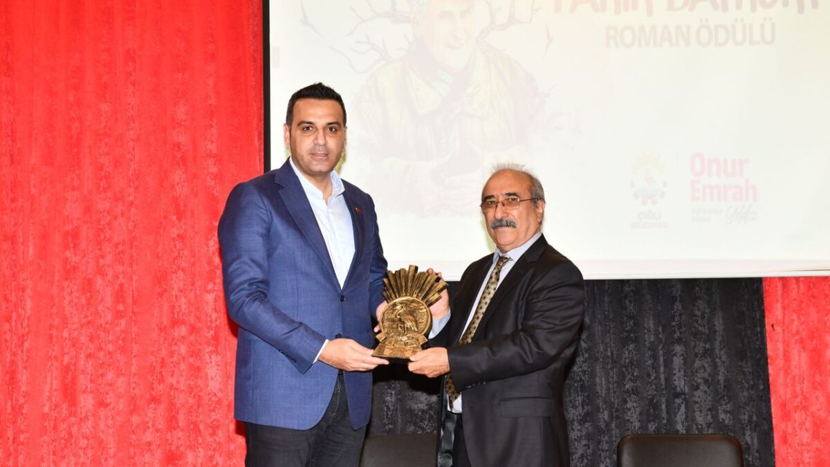 Çiğli’de Fakir Baykurt Roman Yarışması ödülü sahibini buldu Çiğli’de Fakir Baykurt Roman Yarışması ödülü sahibini buldu
