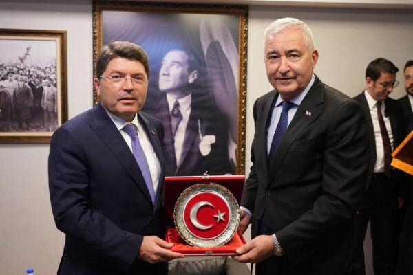 Bakan Tunç’tan CHP’li başkana sürpriz ziyare...
