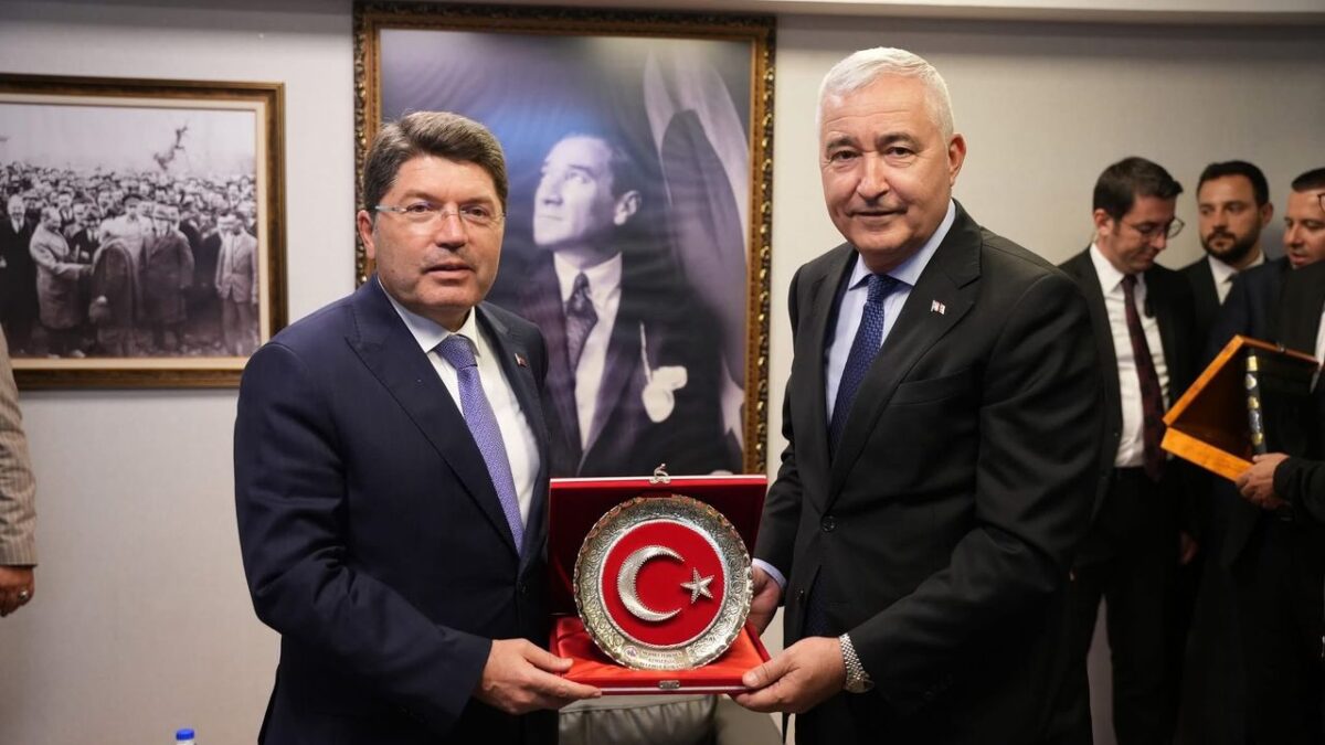 Bakan Tunç’un Kemalpaşa Belediye ziyaretinin perde arkası: “Bir çayınızı içelim dedik”