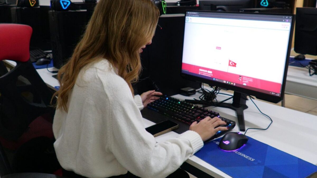 Büyükşehir’den öğrencilere ücretsiz online eğitim desteği! Büyükşehir’den öğrencilere ücretsiz online eğitim desteği!