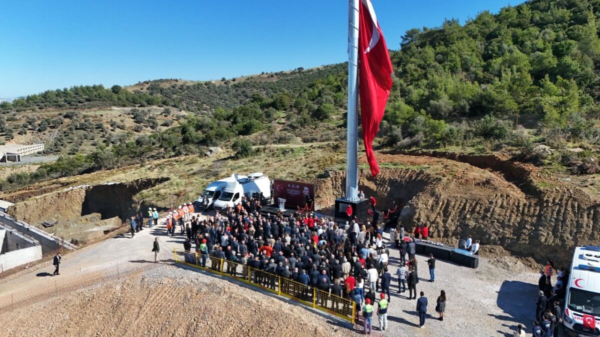 İEÜ Güzelbahçe kampüsünde ‘Cumhuriyet’ coşkusu! İEÜ Güzelbahçe kampüsünde ‘Cumhuriyet’ coşkusu!