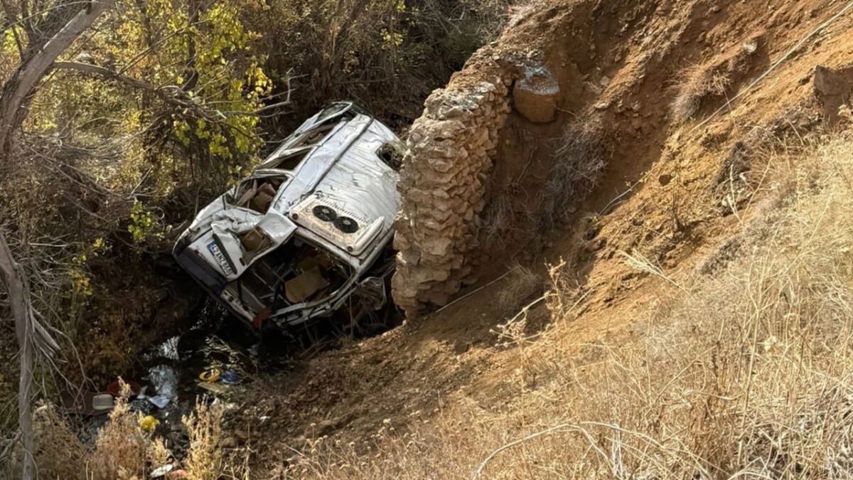 Öğrenci servisi uçuruma yuvarlandı: 14 yaralı