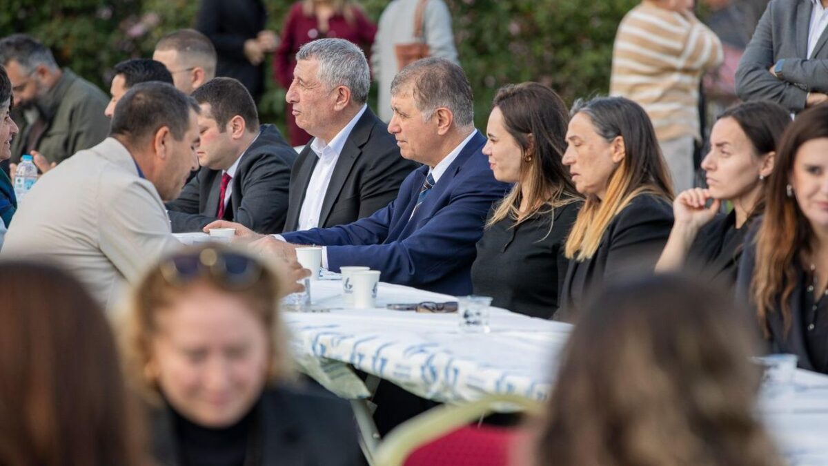 Başkan Tugay, Onur Günay’ın hayır yemeğine katıldı