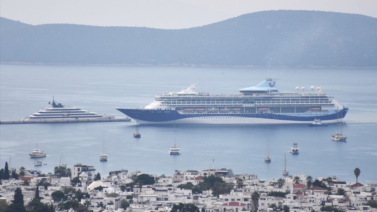 Bodrum’a iki dev kruvaziyer yanaştı