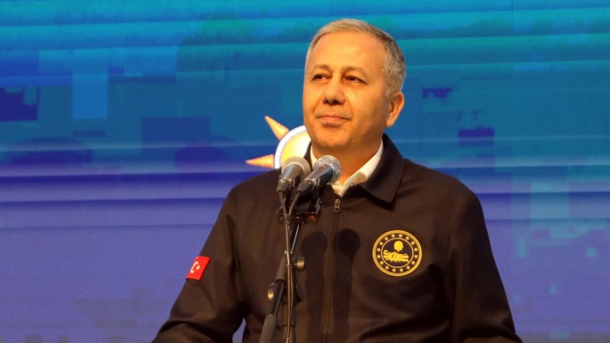 Bakan Yerlikaya: Ülkesine dönen Suriyelilerin sayısı 550 bini buldu Bakan Yerlikaya: Ülkesine dönen Suriyelilerin sayısı 550 bini buldu