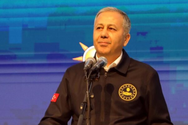 Bakan Yerlikaya: Ülkesine dönen Suriyelilerin sayı... Bakan Yerlikaya: Ülkesine dönen Suriyelilerin sayı...