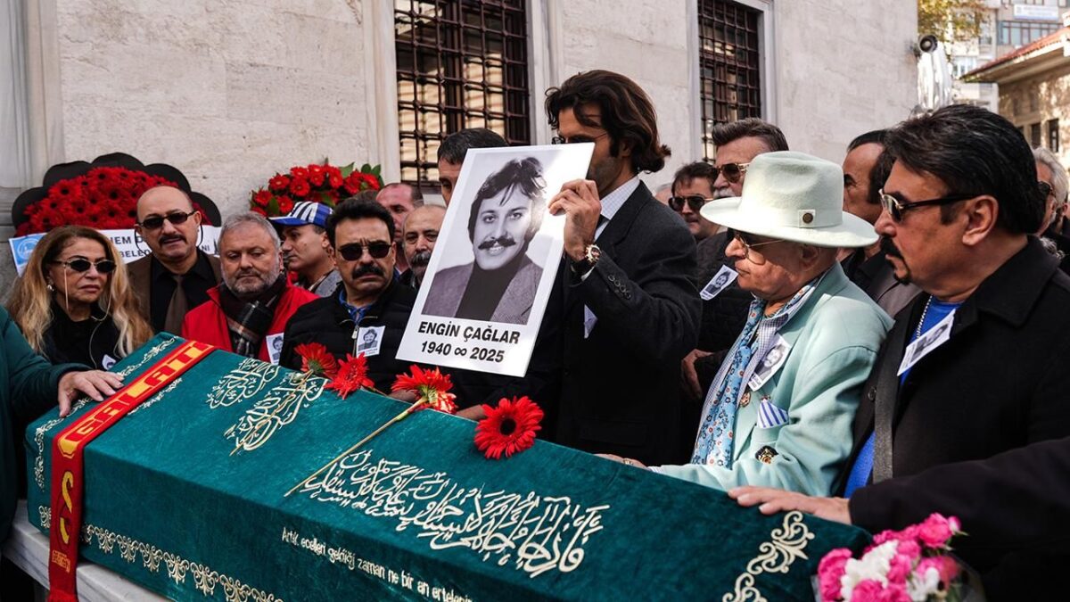Yeşilçam’ın ünlü ismi son yolcuğuna uğurlandı Yeşilçam’ın ünlü ismi son yolcuğuna uğurlandı