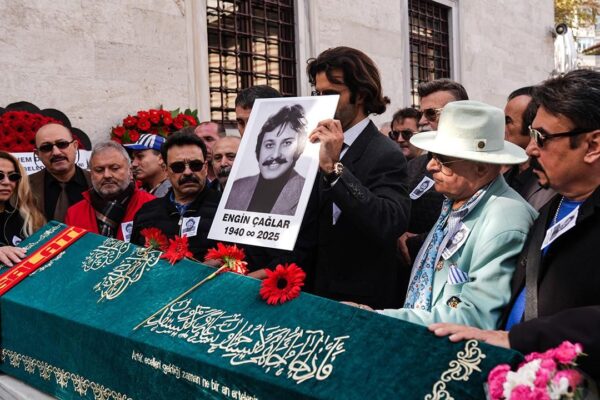 Yeşilçam’ın ünlü ismi son yolcuğuna uğurland... Yeşilçam’ın ünlü ismi son yolcuğuna uğurland...