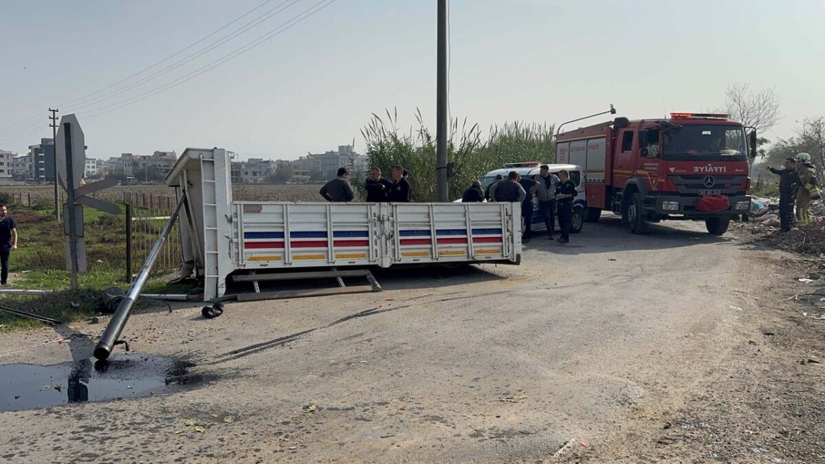 Trenin çarptığı kamyonet ikiye bölündü