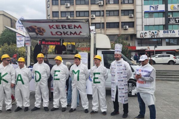 Lokma döküp, Cumhurbaşkanı’na seslendiler: Ü... Lokma döküp, Cumhurbaşkanı’na seslendiler: Ü...