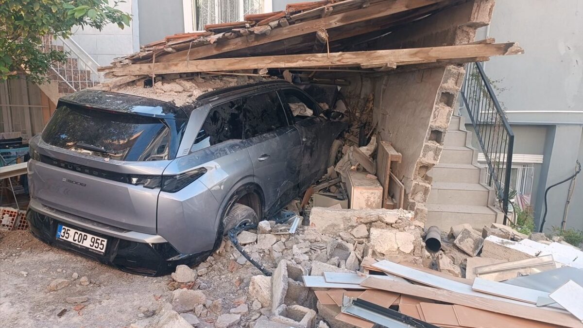 İzmir’de kömürlüğe giren otomobildeki karı koca yaralandı