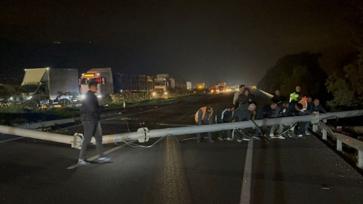 Açık TIR dorsesi hız tespit sistemi direğine indirdi!