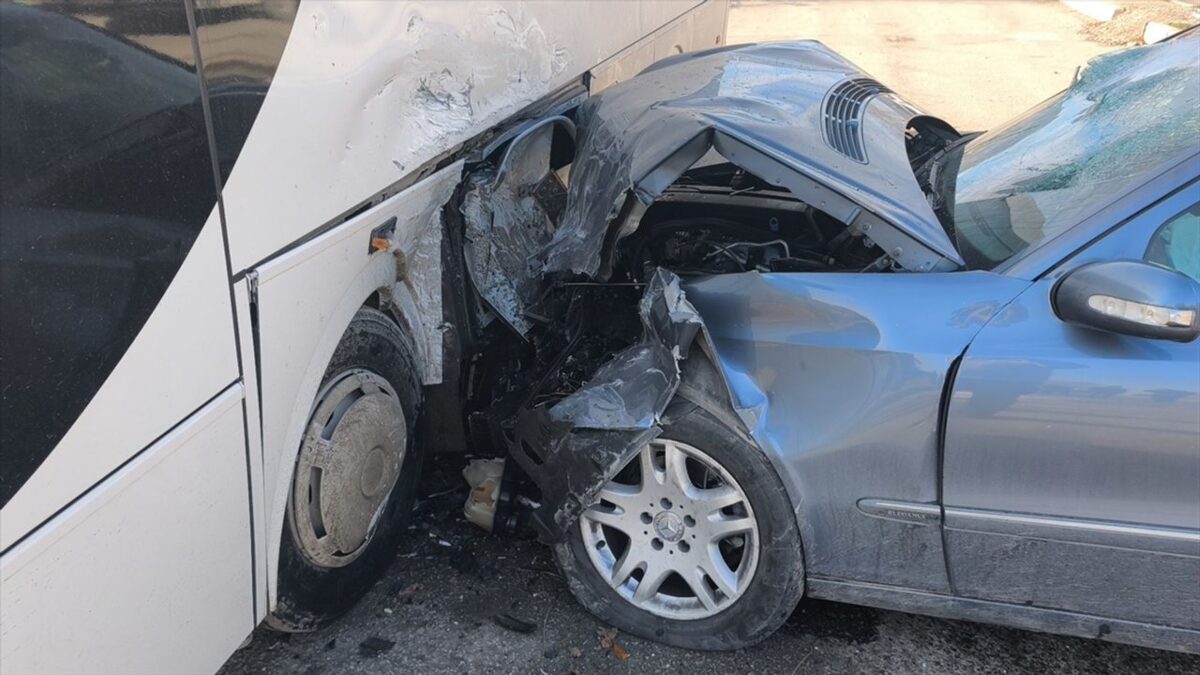 Park halindeki işçi servisine çarptı: 2 yaralı