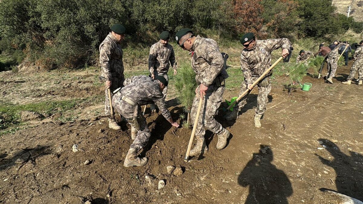 Aydın’da 33 şehit polis anısına 333 fidan dikildi Aydın’da 33 şehit polis anısına 333 fidan dikildi