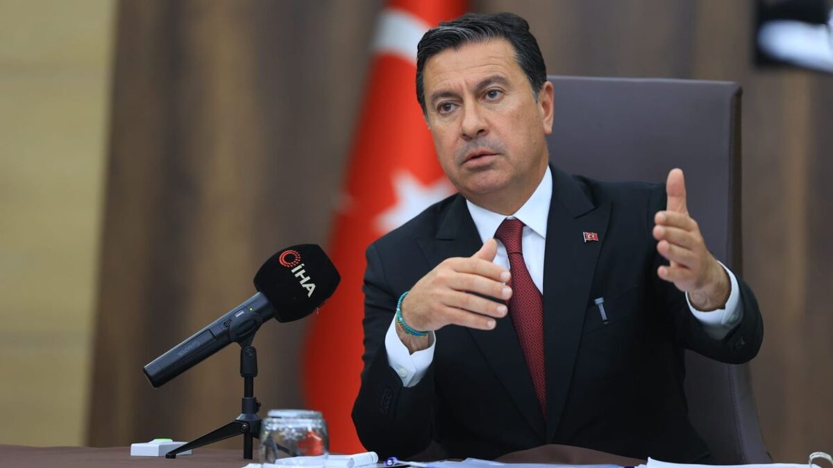 İzmir’deki turizm zirvesinde hedef bakanlık: “Nemalanmayacakları hiçbir şeye okey demiyorlar” İzmir’deki turizm zirvesinde hedef bakanlık: “Nemalanmayacakları hiçbir şeye okey demiyorlar”