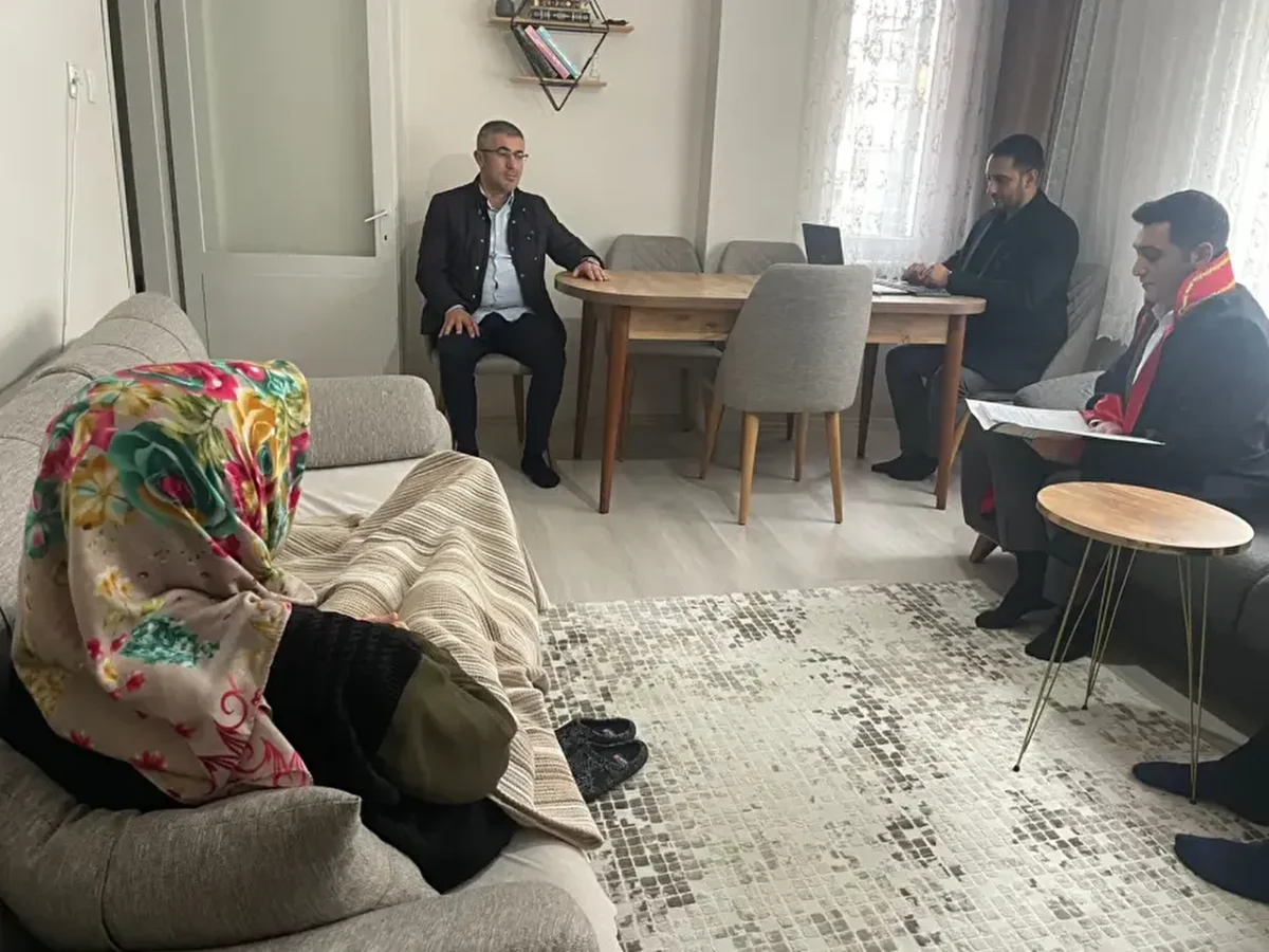 Hakim geldi, mahkeme evin salonuna taşındı Hakim geldi, mahkeme evin salonuna taşındı