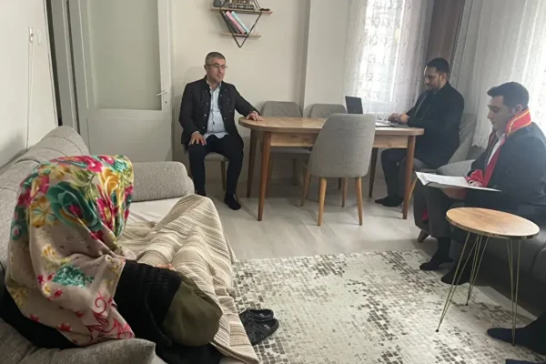 Hakim geldi, mahkeme evin salonuna taşındı