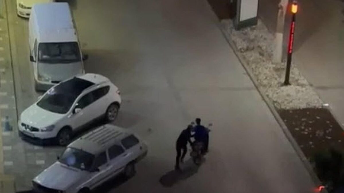 Park halindeki motosikleti çalan 3 çocuk yakalandı Park halindeki motosikleti çalan 3 çocuk yakalandı