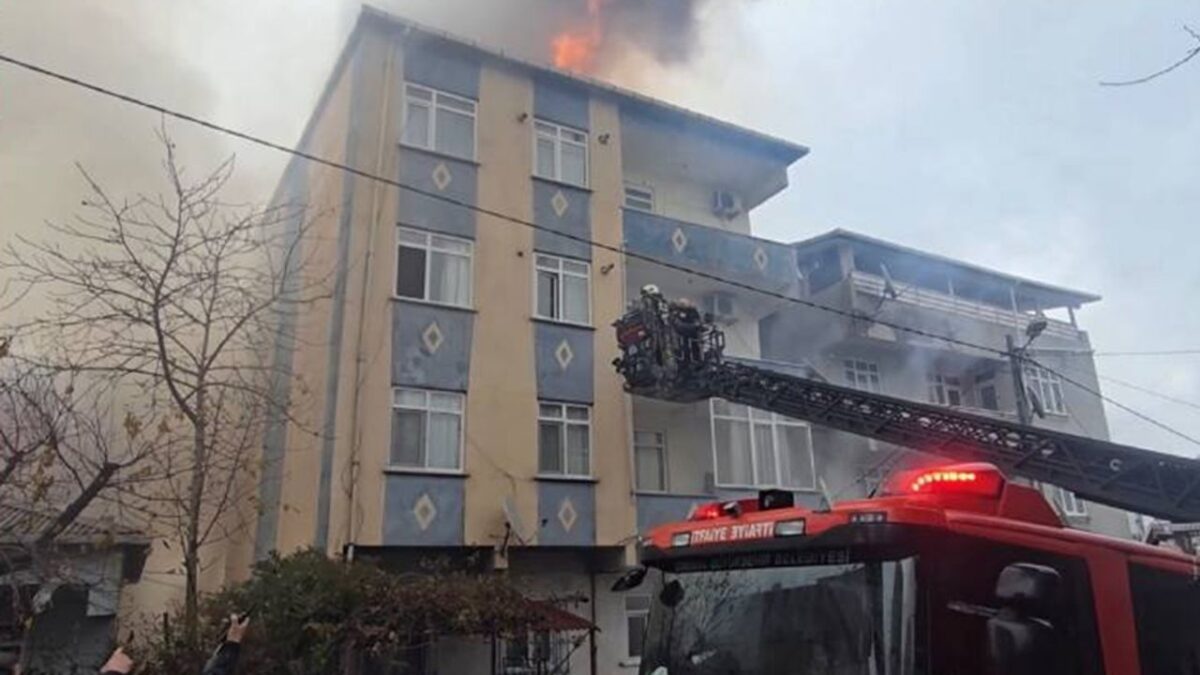 3 katlı binanın çatısında çıkan yangın 2 binaya sıçradı: 4 yaralı
