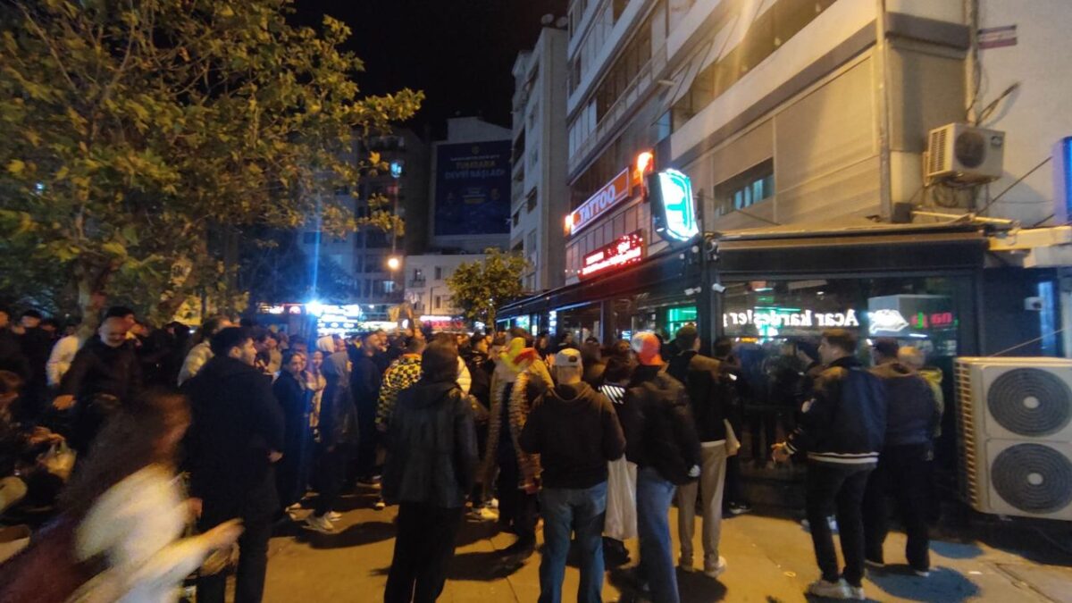 Derbi seyyarları üzdü… Düdükler, formalar elde kaldı! Derbi seyyarları üzdü… Düdükler, formalar elde kaldı!