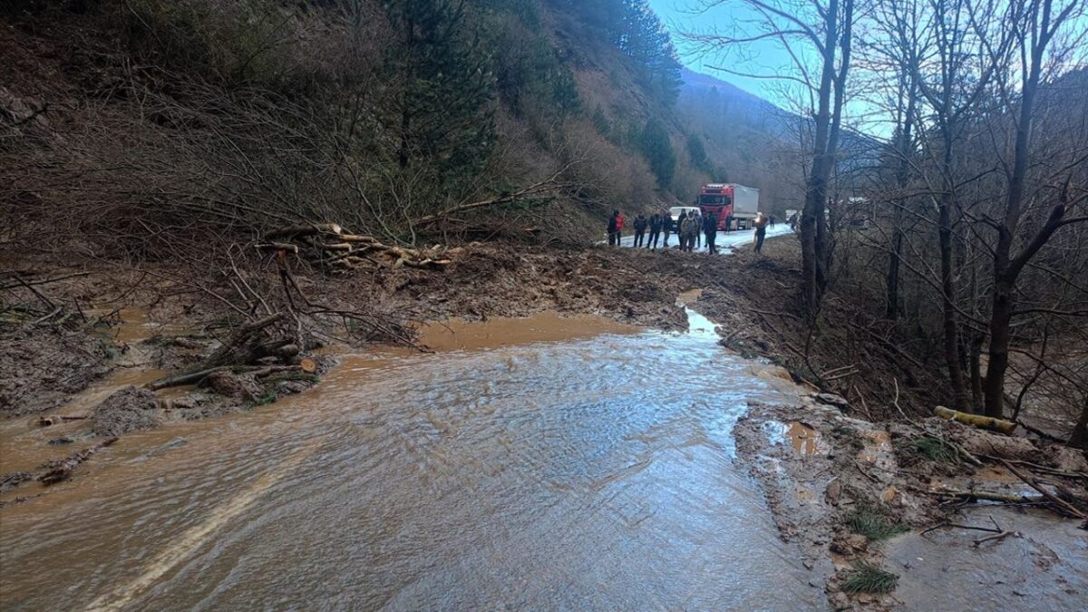 Heyelanın ardından kapanan yol açıldı
