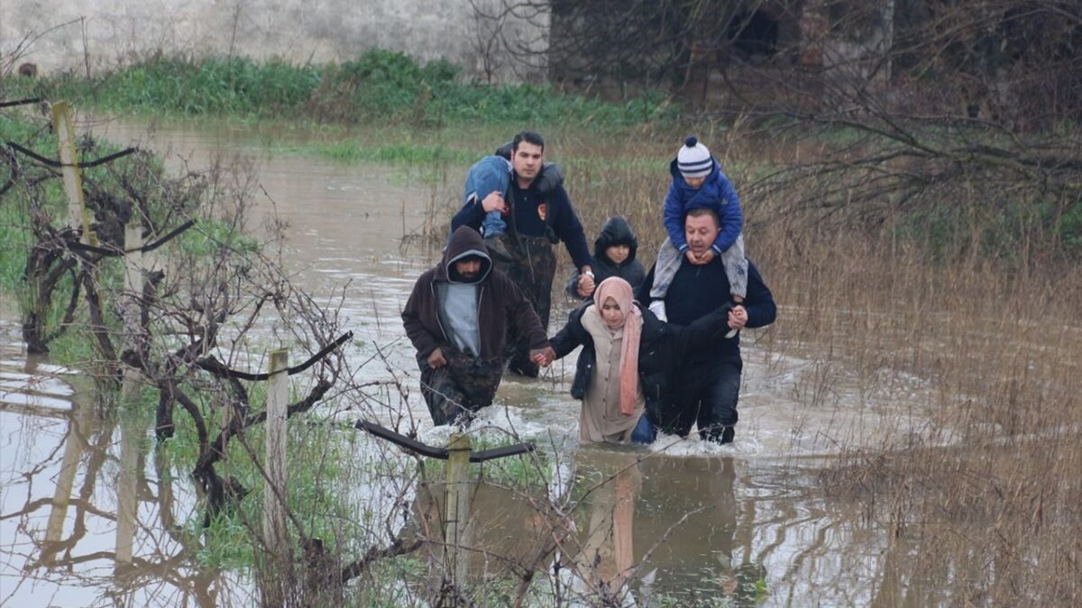 Gediz Nehri taştı… Mahsur kalan 5 kişiyi itfaiye kurtardı! Gediz Nehri taştı… Mahsur kalan 5 kişiyi itfaiye kurtardı!
