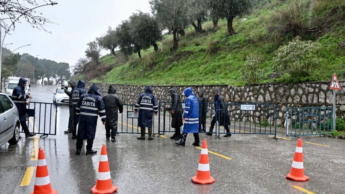 Ağlayan Kaya-Spil yolu trafiğe kapatıldı! Ağlayan Kaya-Spil yolu trafiğe kapatıldı!