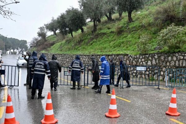 Ağlayan Kaya-Spil yolu trafiğe kapatıldı! Ağlayan Kaya-Spil yolu trafiğe kapatıldı!