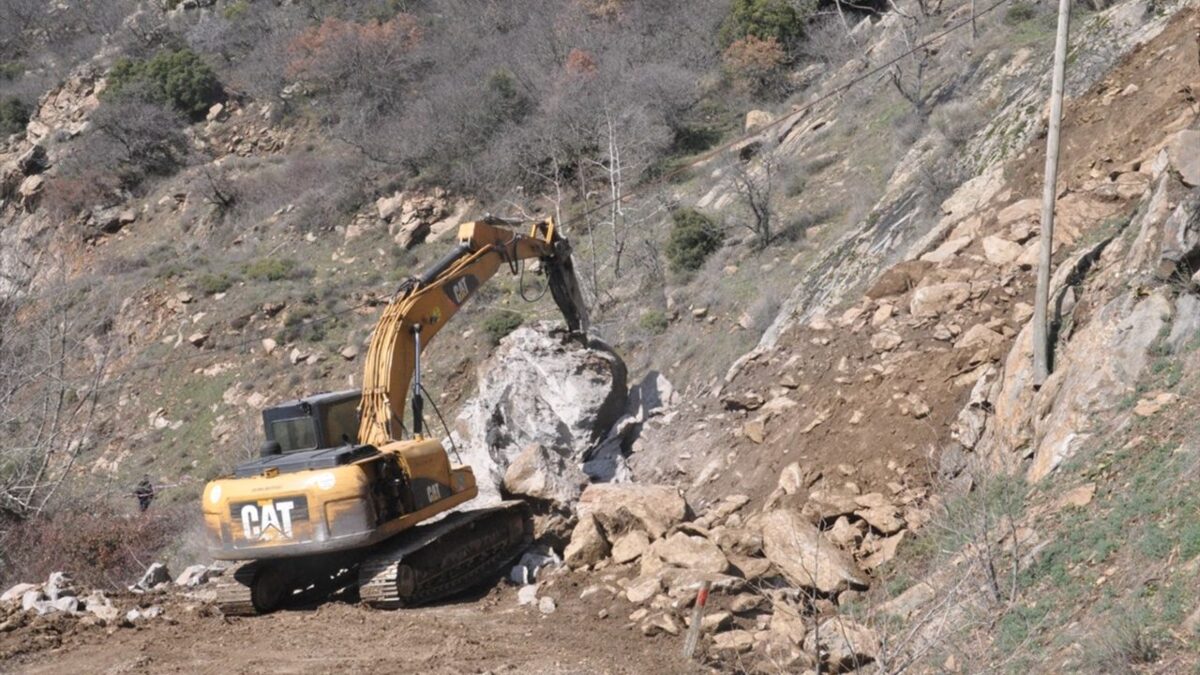 Ödemiş’te heyelan: Mahallenin yolu ulaşıma kapandı