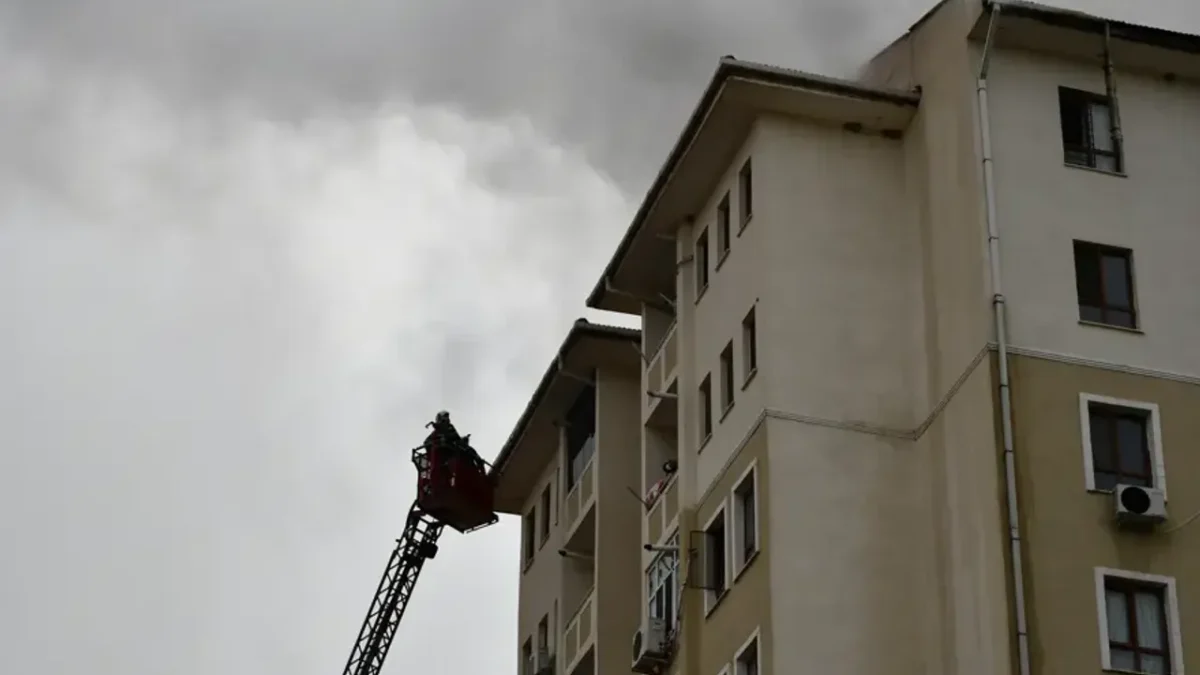 10 katlı binada yangın paniği: 21 kişi hastaneye kaldırıldı