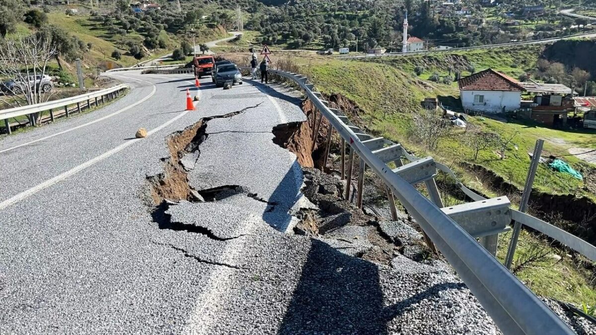 Aydın’da toprak kayması: Kara yolu kısmen çöktü Aydın’da toprak kayması: Kara yolu kısmen çöktü