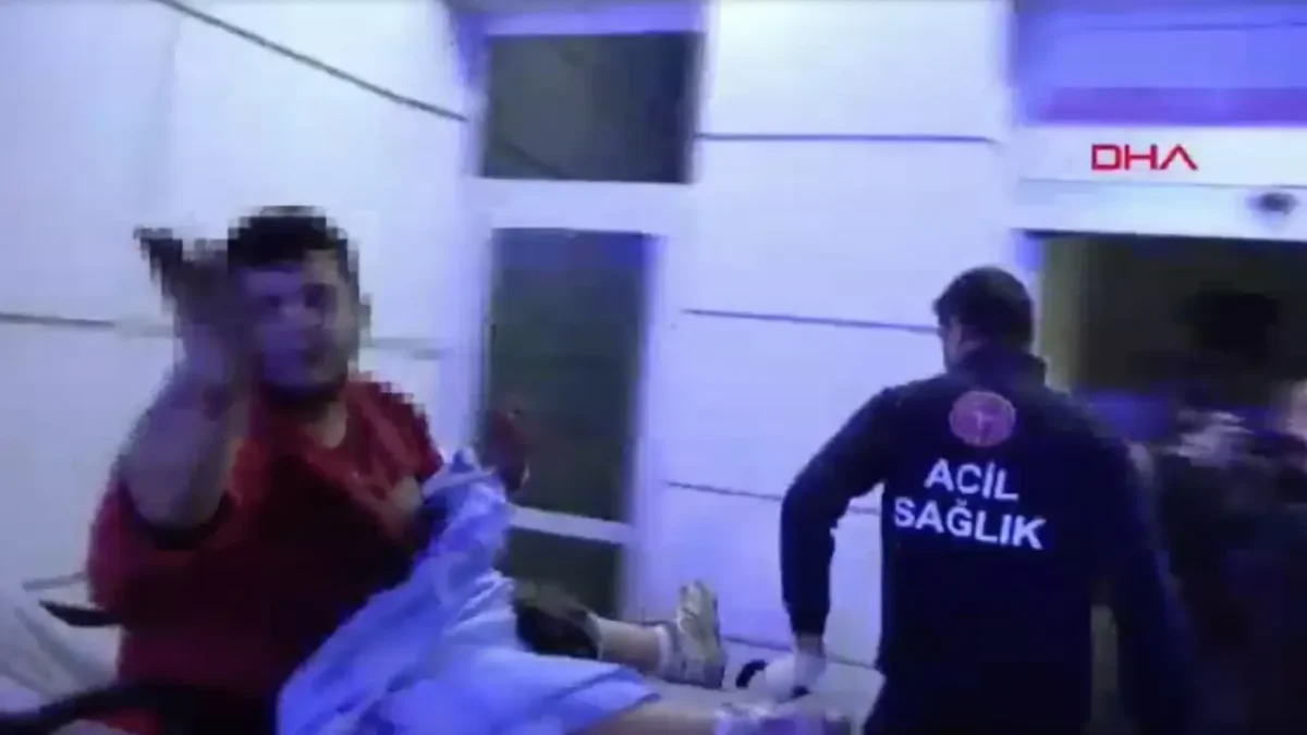 Bıçaklı saldırıya uğradı, sedyeden atlayıp basın mensuplarına saldırdı! Bıçaklı saldırıya uğradı, sedyeden atlayıp basın mensuplarına saldırdı!