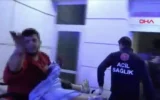 Bıçaklı saldırıya uğradı, sedyeden atlayıp basın mensuplarına saldırdı! Bıçaklı saldırıya uğradı, sedyeden atlayıp basın mensuplarına saldırdı!