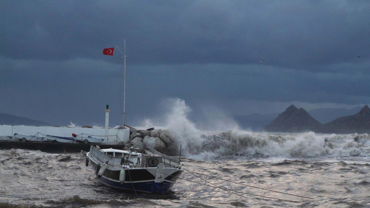 Bodrum’da fırtına: Tekneler karaya oturdu, feribot seferi iptal edildi