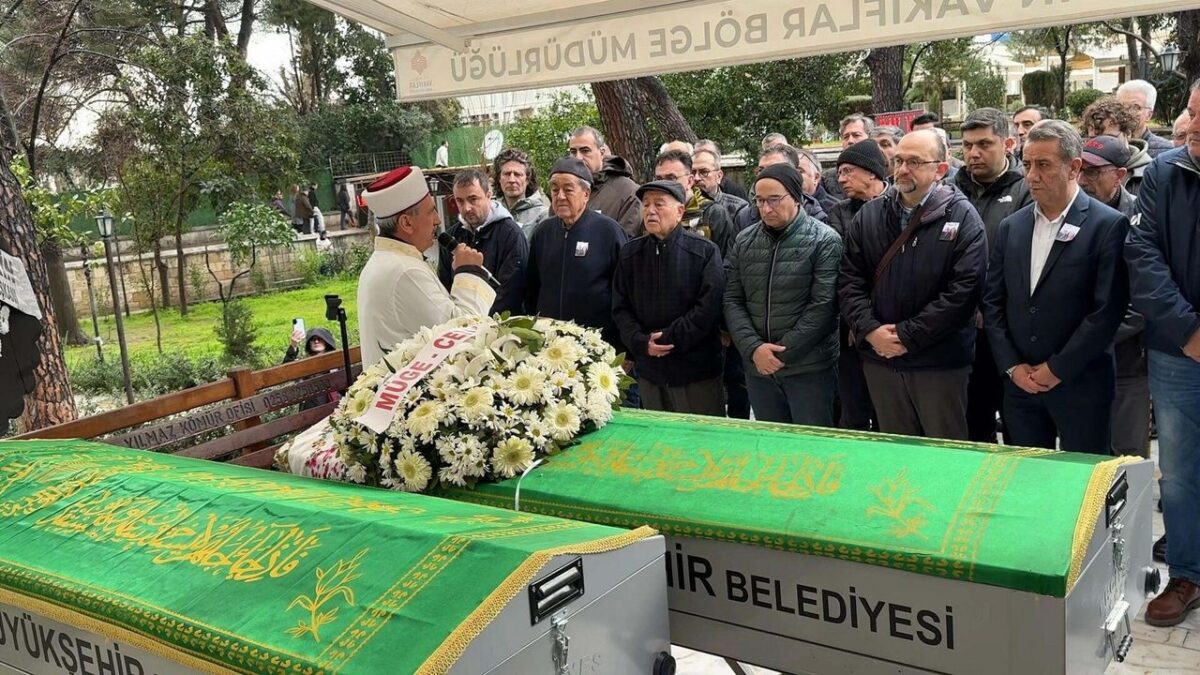 Evlerinde öldürülmüş halde bulunan çift, toprağa verildi Evlerinde öldürülmüş halde bulunan çift, toprağa verildi