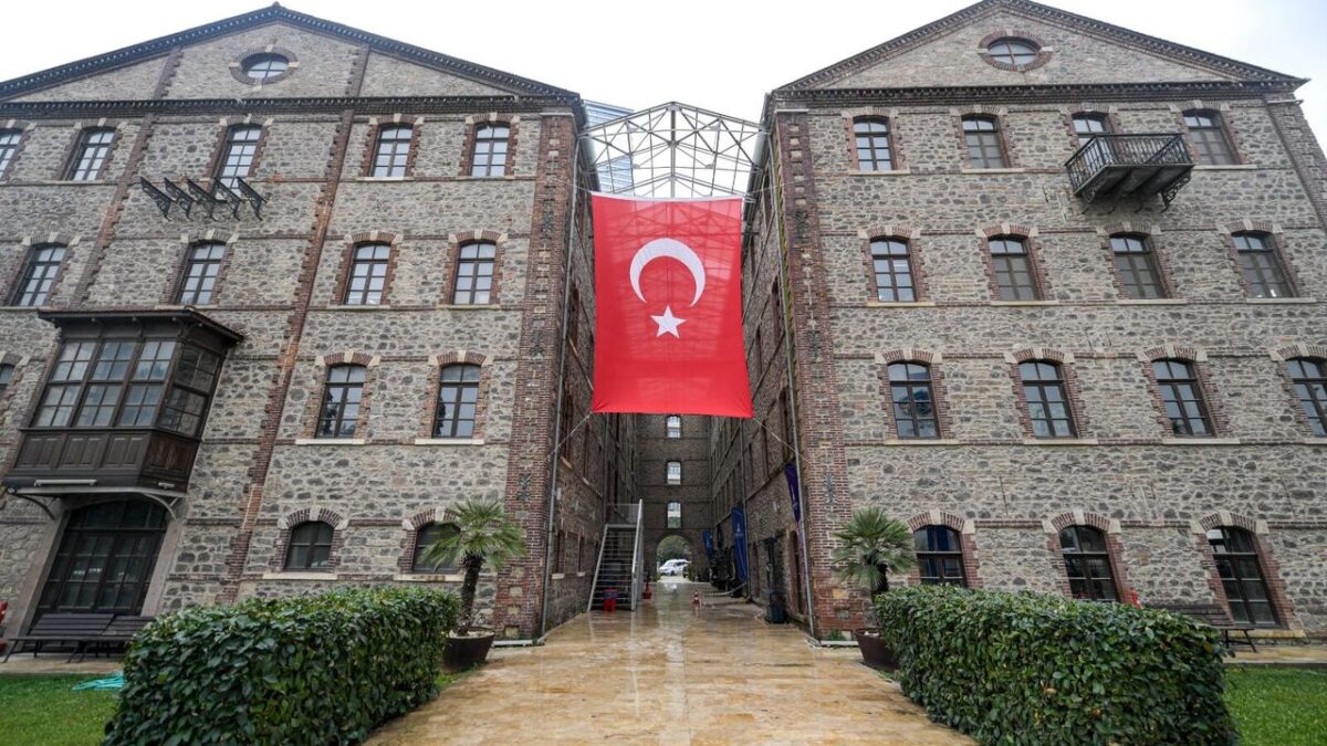 Mahkeme kararına Türk bayraklı tepki! Mahkeme kararına Türk bayraklı tepki!