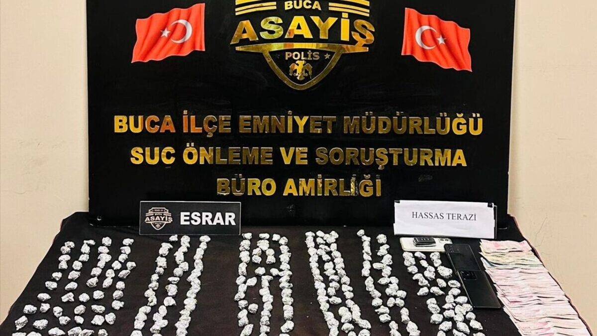 İzmir’de evinde uyuşturucu bulunan şüpheli tutuklandı İzmir’de evinde uyuşturucu bulunan şüpheli tutuklandı