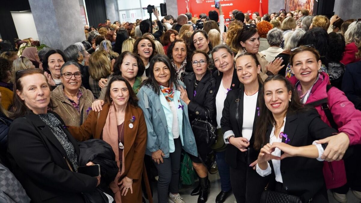 CHP’li kadınlardan rozet şov! CHP’li kadınlardan rozet şov!