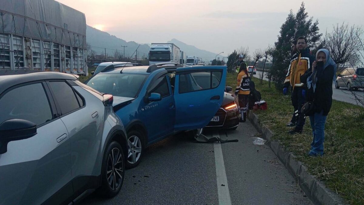 İzmir-Ankara yolunda zincirleme kaza: 7 yaralı! İzmir-Ankara yolunda zincirleme kaza: 7 yaralı!