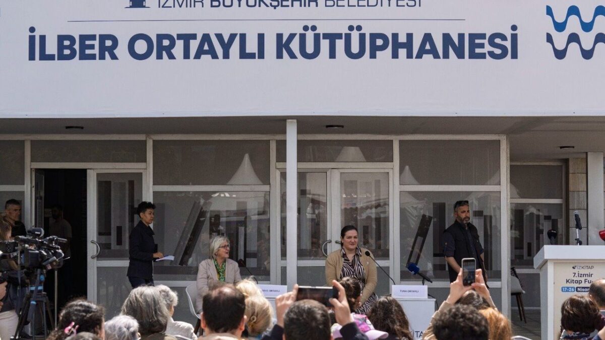 İlber Hoca İZKİTAP’ta anıldı: İzmir’e karşı ayrı bir sevgisi vardı! İlber Hoca İZKİTAP’ta anıldı: İzmir’e karşı ayrı bir sevgisi vardı!