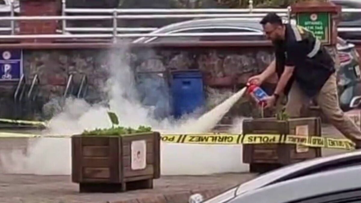 ‘Elimde bomba var’ diye bağırdı: Gözaltına alındı, çanta fünye ile patlatıldı! ‘Elimde bomba var’ diye bağırdı: Gözaltına alındı, çanta fünye ile patlatıldı!