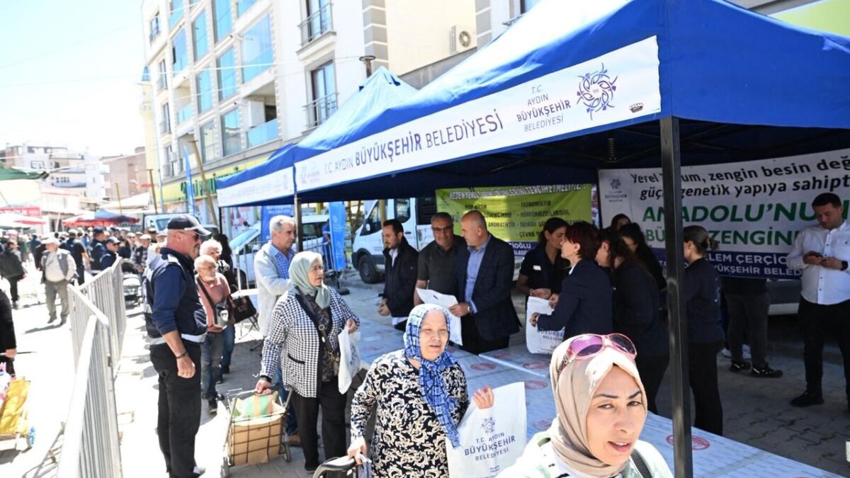 Başkan Çerçioğlu binlerce fideyi Söke’de vatandaşlar ile buluşturdu Başkan Çerçioğlu binlerce fideyi Söke’de vatandaşlar ile buluşturdu