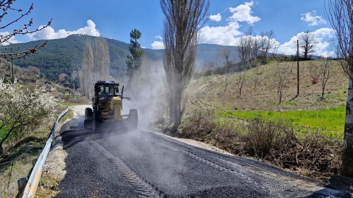Aydın’ın tüm ilçelerinde yol yapım ve yenileme çalışmaları sürüyor Aydın’ın tüm ilçelerinde yol yapım ve yenileme çalışmaları sürüyor