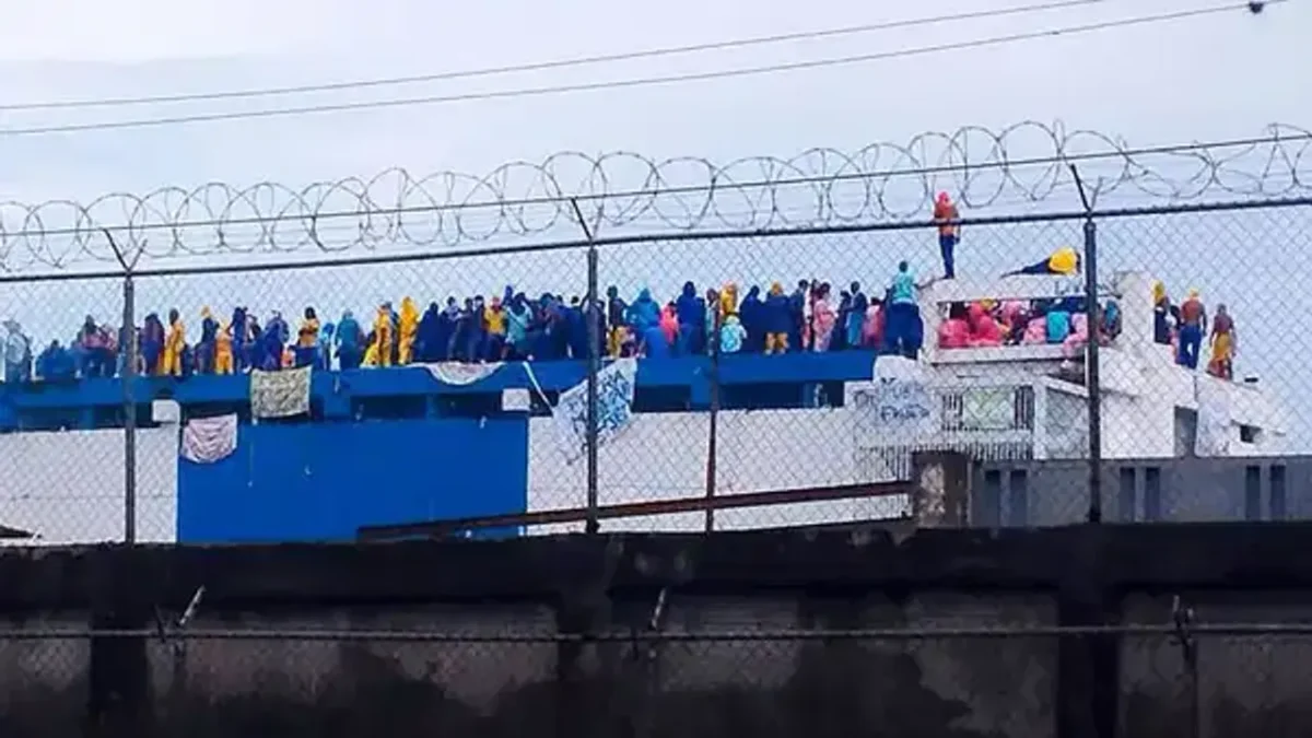 Cezaevi isyanı: Mahkumlar çatıya çıkıp yatakları ateşe verdi
