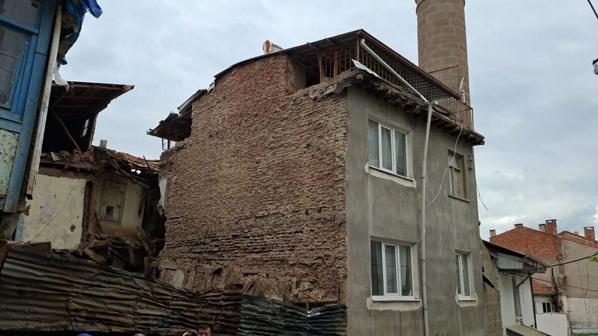 Korkutan göçük: Ev tahliye edildi!