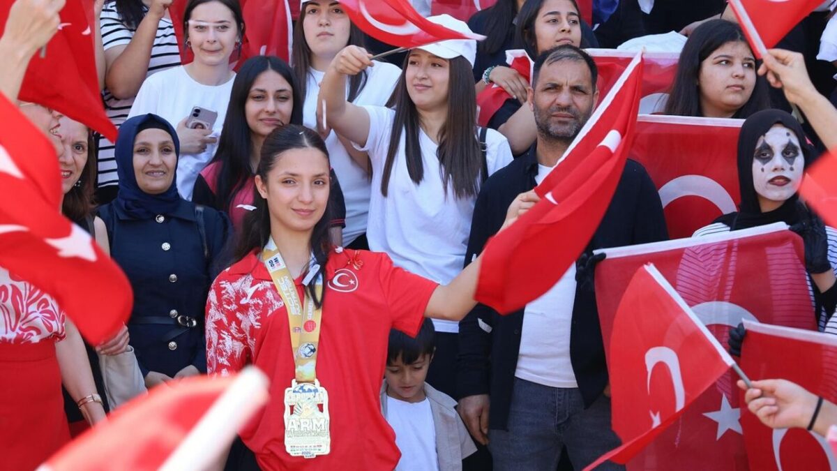 Avrupa Şampiyonu Nehir’e Turgutlu’da coşkulu karşılama Avrupa Şampiyonu Nehir’e Turgutlu’da coşkulu karşılama