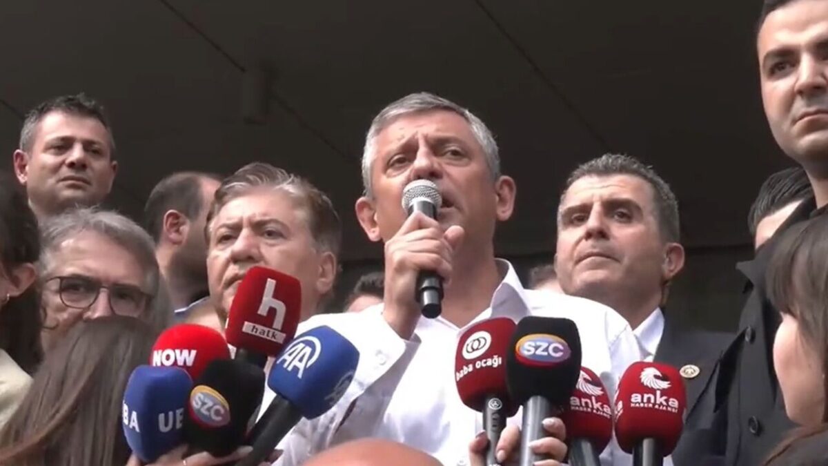 Özgür Özel binadan ayrıldı: TBMM’ye yürüyor