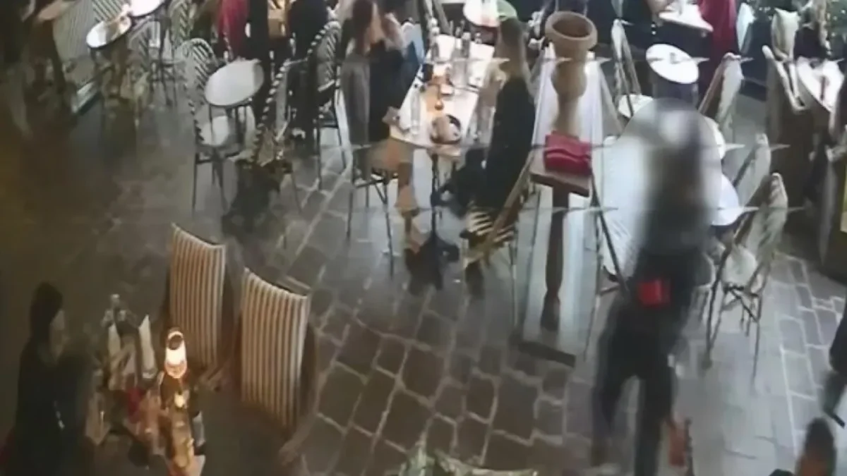 AVM’de silahlı saldırı: “Dövmen çok güzel abi” diyerek yaklaşıp bacağından vurdu AVM’de silahlı saldırı: “Dövmen çok güzel abi” diyerek yaklaşıp bacağından vurdu