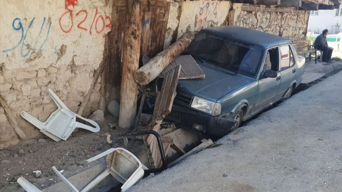 Bankta otururken çarpılmıştı: 67 yaşındaki adam hayatını kaybetti